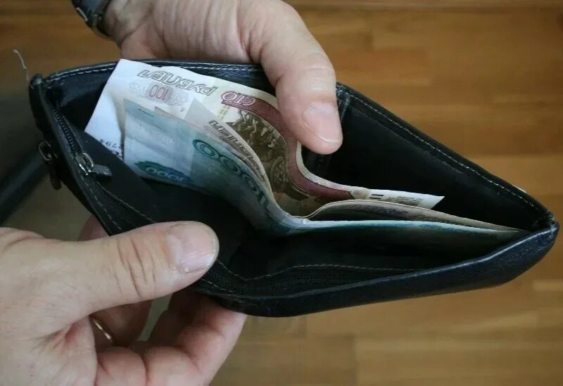 потеря кошелька. нашел кошелек в магазине. нашел кошелек в магазине. найден кошелек. кошелек с деньгами.