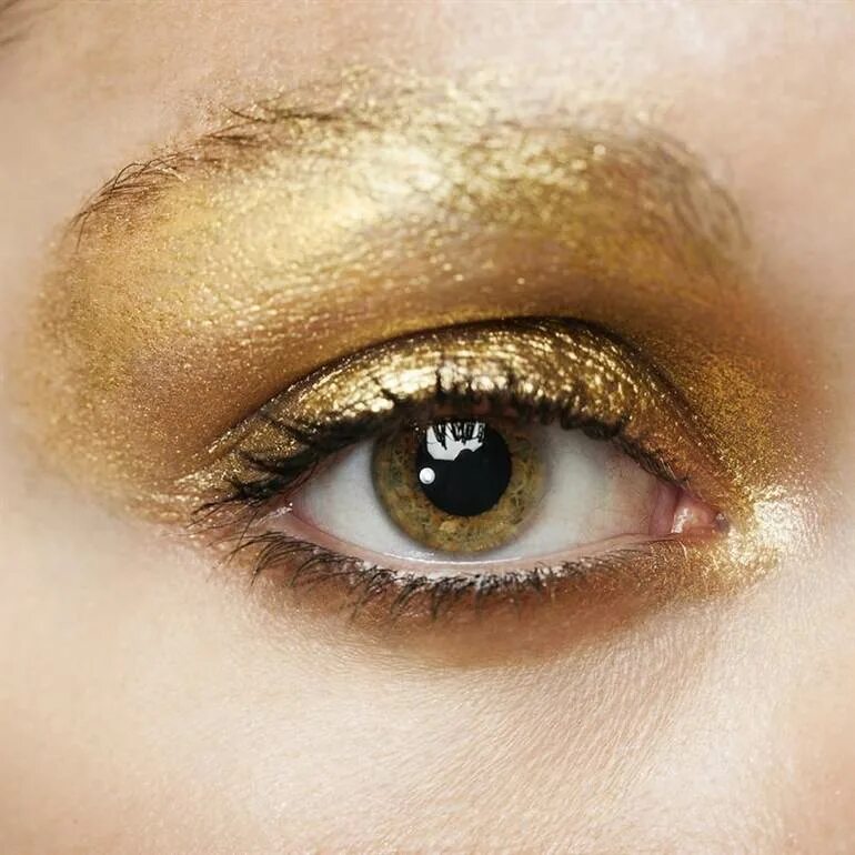 красивый золотой макияж. золотые стрелки на глазах. золотой макияж. желтые тени к карим глазам. блестящий макияж глаз.