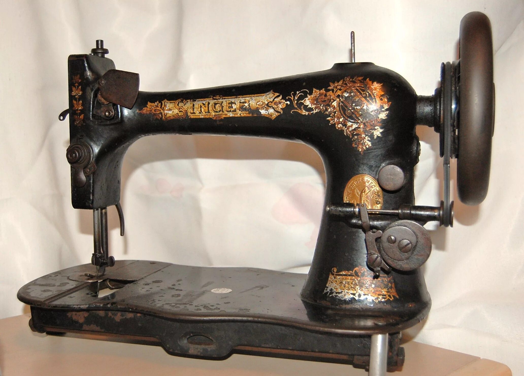 Швейная машинка зингер в москве. Швейная машинка Зингер 1871. Зингер швейная машинка 1902н. Швейная машинка Зингер а867968. Машинка Зингер 1871 года.