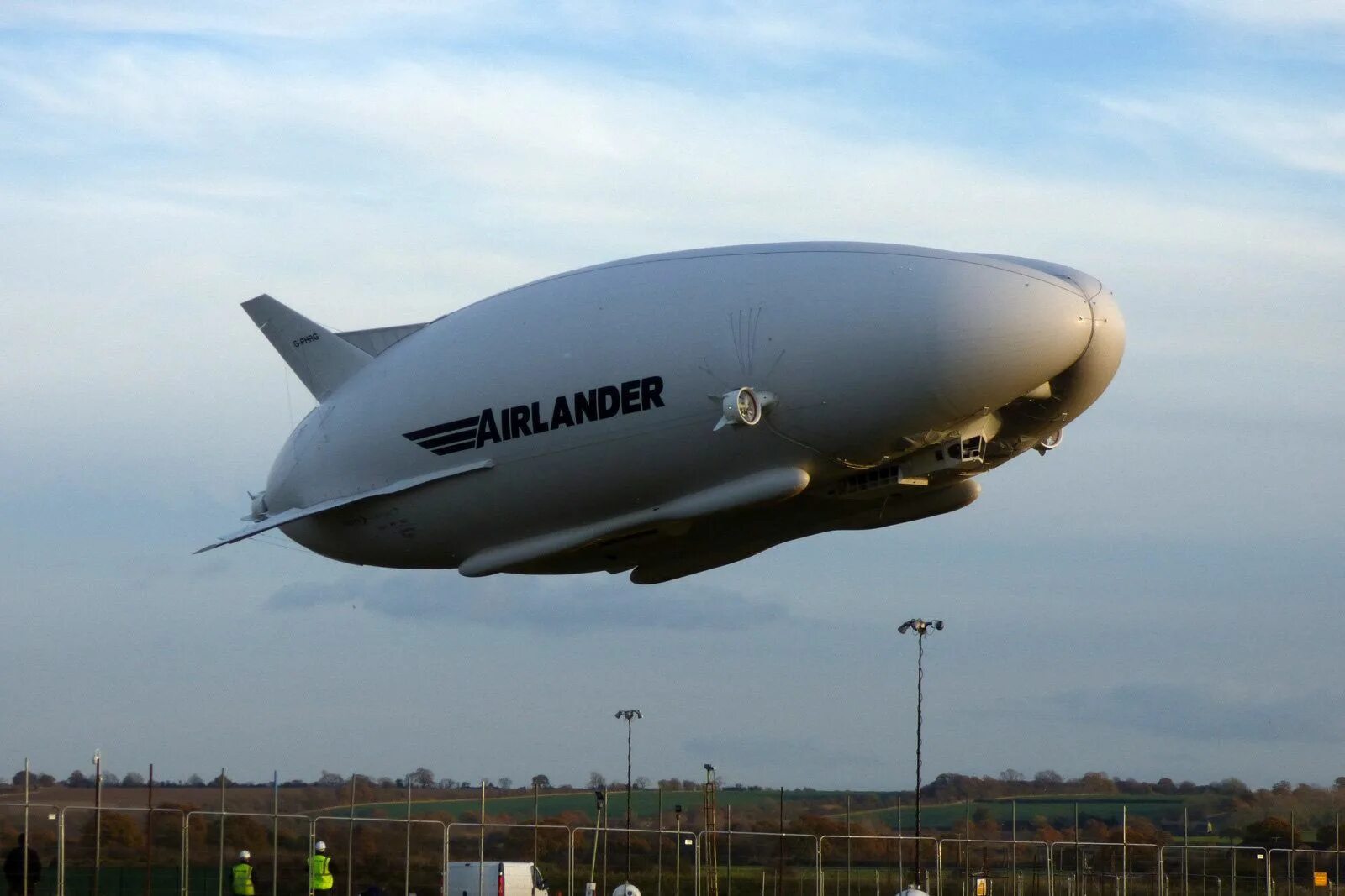 Дирижабль Airlander 10. Hybrid Air vehicles Airlander 10. Airlander 10 — гибридный дирижабль. Дирижабли Hybrid Air vehicles.