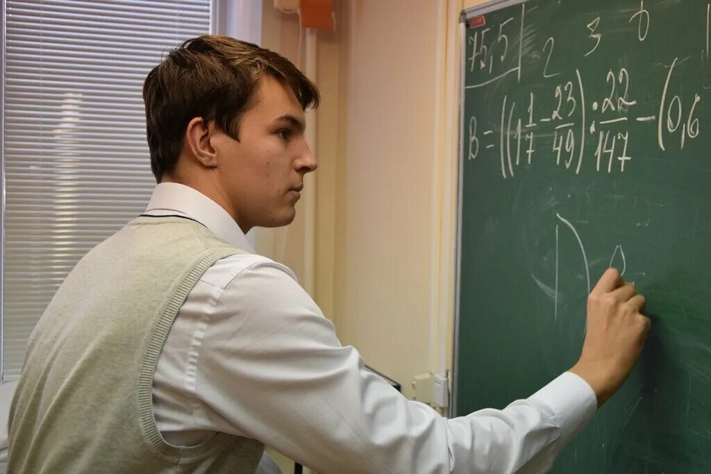 сильный репетитор. он сильнейший учитель аниме. джуничиро кагами он сильнейший учитель. плохой учитель. сильный репетитор.