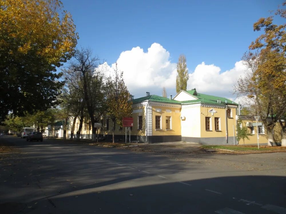 Вокзал таганрог 1. Площадь восстания таганрог сквер. Вокзал таганрог пассажирский. Город таганрог 1. Жд станция таганрог.