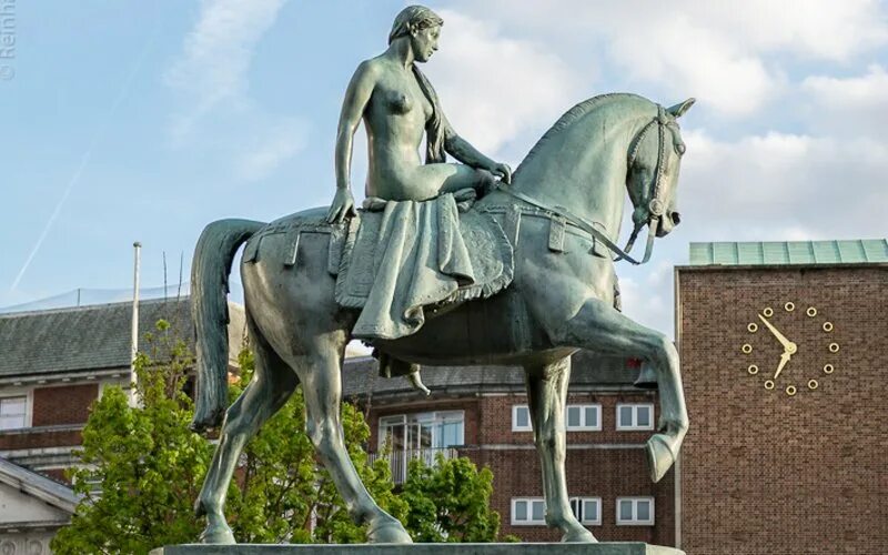 Леди годива статуя. Памятник леди годиве в центре ковентри. Ковентри годива. Статуя леди годивы. Ковентри годива.