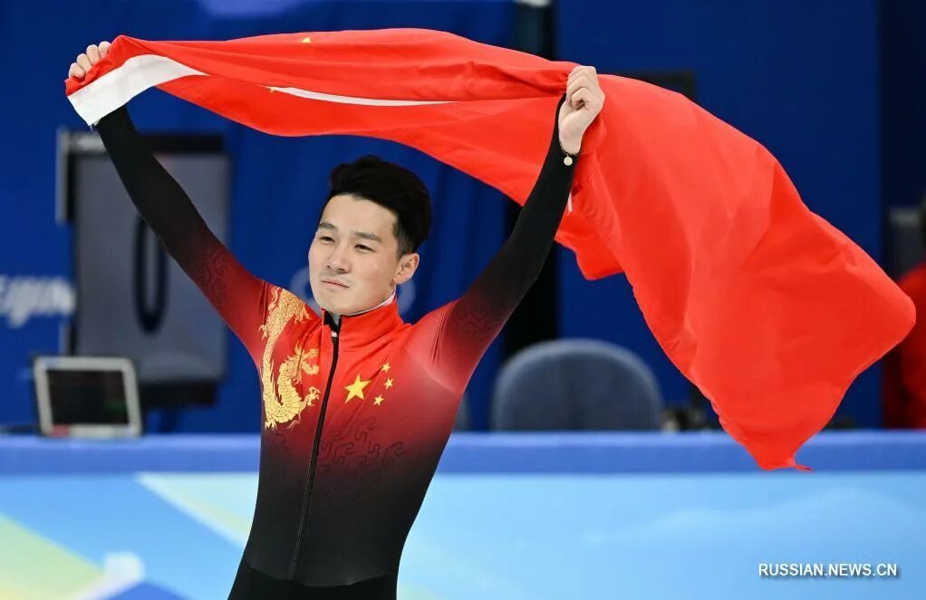Ли 9 красный. Жэнь Цзы Вэй шорт трек. Китайцы спортсмены. Шорт трек в Китае. Китайские спортсмены на Олимпиаде.