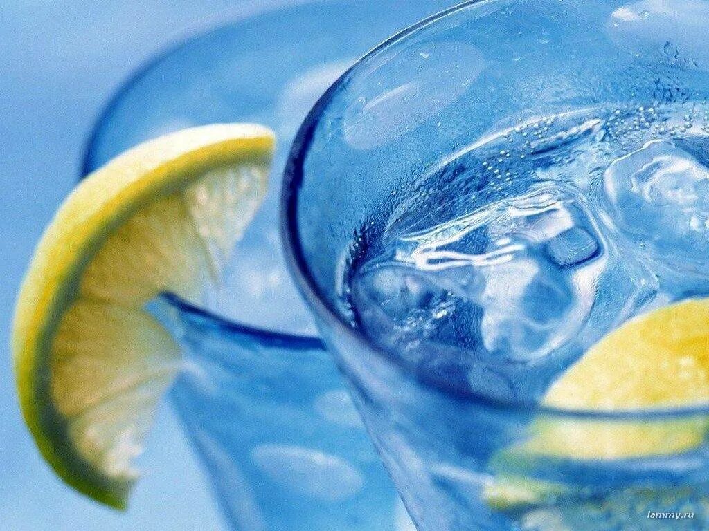 лимонад в банке. идеи для фруктовых напитков. фруктовая вода стакан. что добавлять в воду для вкуса. вода с фруктами и травами.