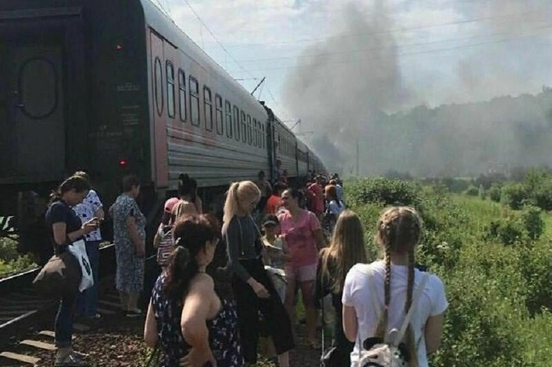 Почему задержали поезд. Поезд Адлер-Нижневартовск авария. Столкновение поезда Адлер Нижневартовск. Пассажиры возле поезда. Горящий поезд.