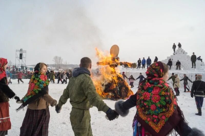 Масленица в энгельсе на площади. Сибирская Масленица Сухобузимское. Сибирская Масленица 2022 Сухобузимо. Сибирская Масленица 2021 Сухобузимское. Взятие снежного городка Сухобузимо.