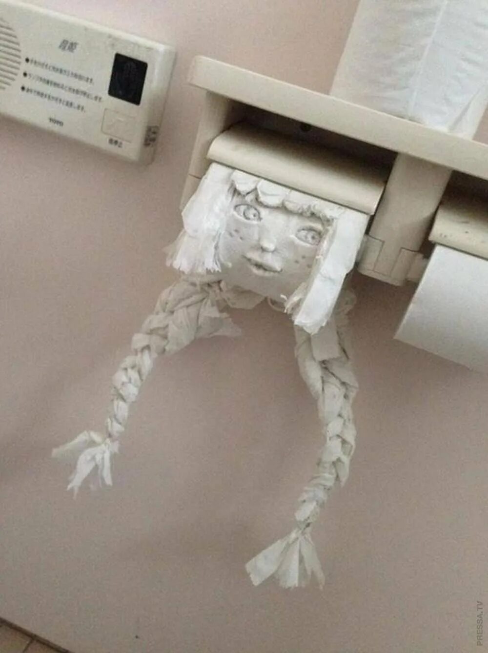 Про закончившуюся туалетную бумагу в туалете. Что делать если нету туалетной бумаги. Ес туалетная бумага. Как подтереться автобусным билетом. Кончилась туалетная бумага не забудь повесить.