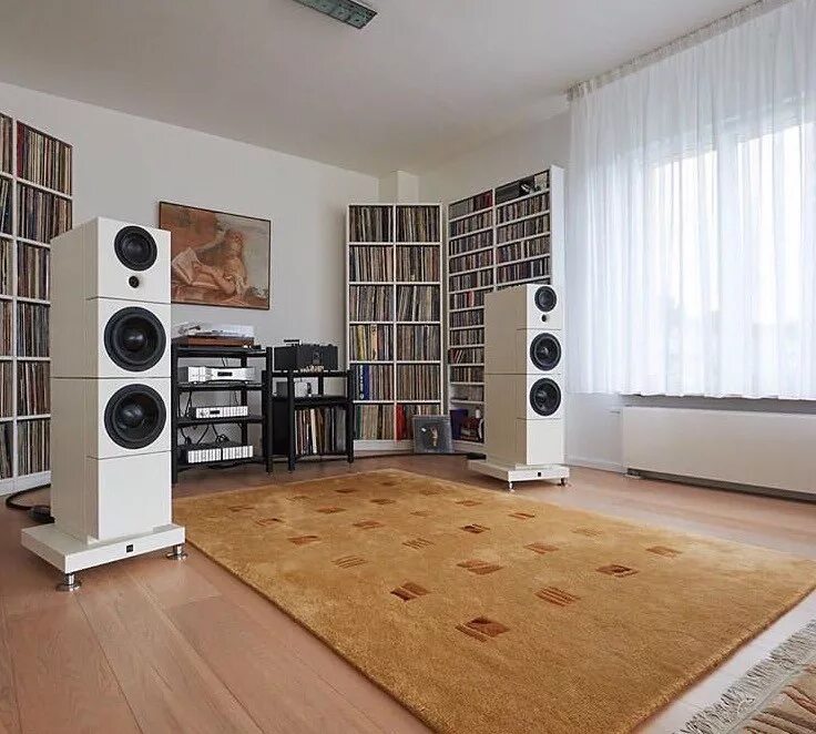 Качество звука hi fi. Sehring Audio System 900. Колонки в комнате. Hi Fi комната. Расстановка акустики в комнате.