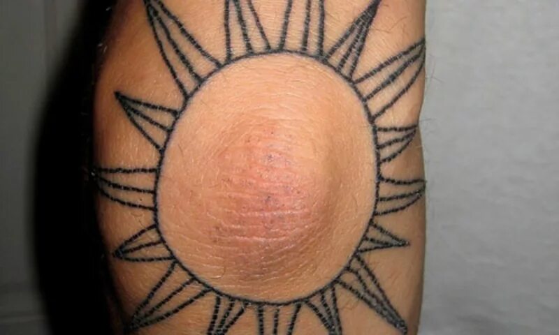 Тату солнце на локте значение. Тату солнце. Славянское черное солнце тату. Тату солнце на локте значение. Черное солнце тату.