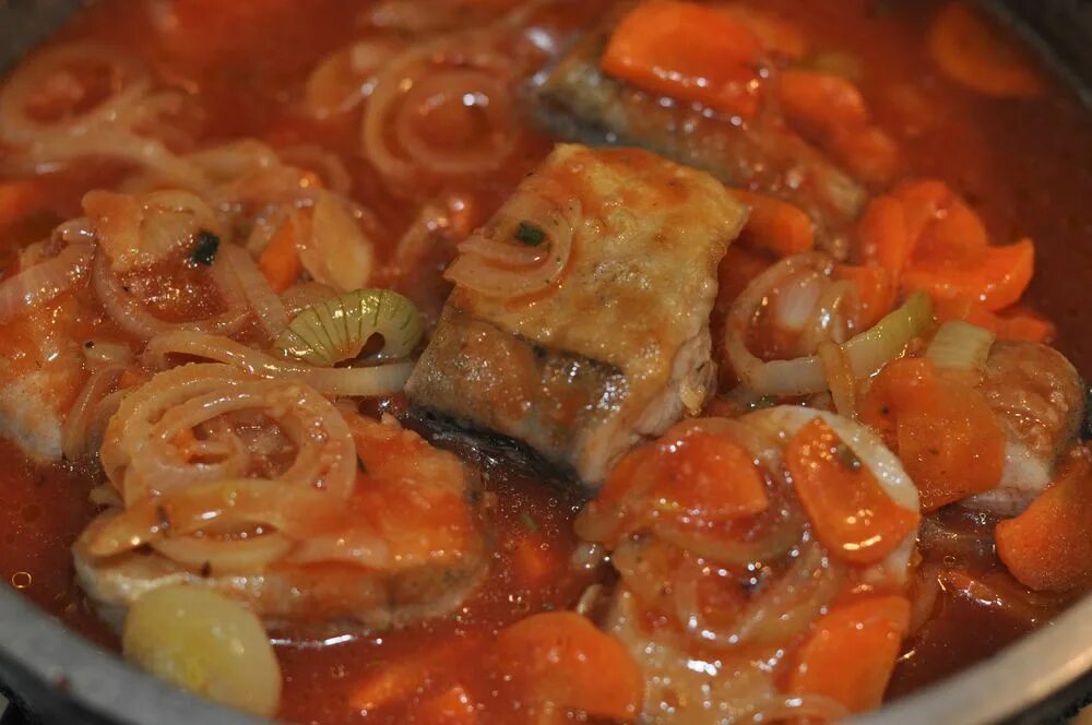 Рыба в томатном соусе. Рыба тушёная с овощами на сковороде. Рыба тушёная с овощами в томатном соусе. Скумбрия, тушёная с овощами в томате.