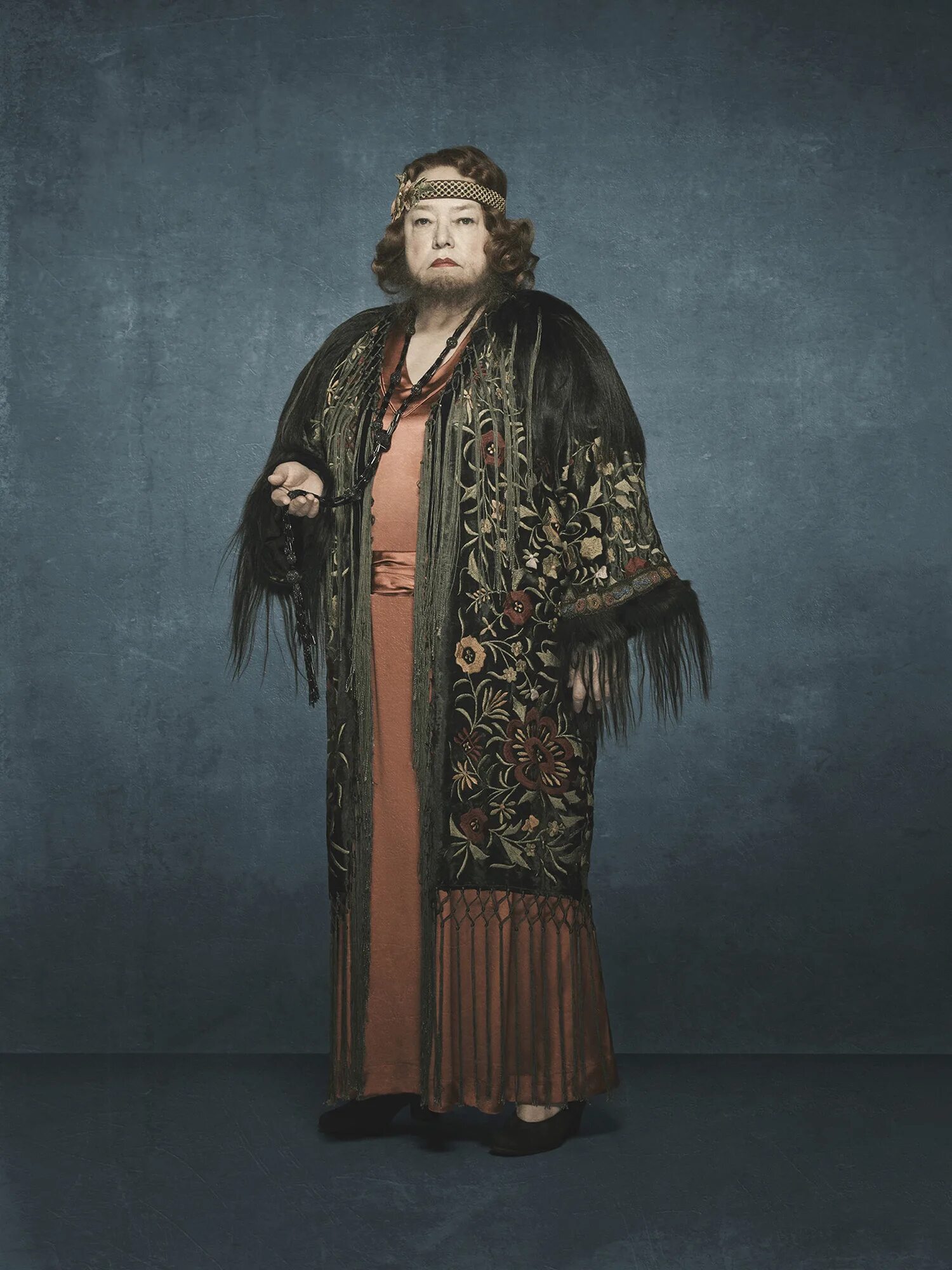 аиу фрик шоу. американская история женщин. кэти бейтс американская история ужасов. кэти бейтс фрик шоу. кэти бейтс с бородой.