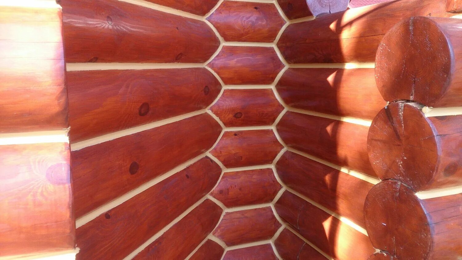 Теплый шов для сруба. Дом из бревна с теплым швом. Теплый шов для сруба. Теплый шов оцилиндрованного бревна. Герметик для бревна.