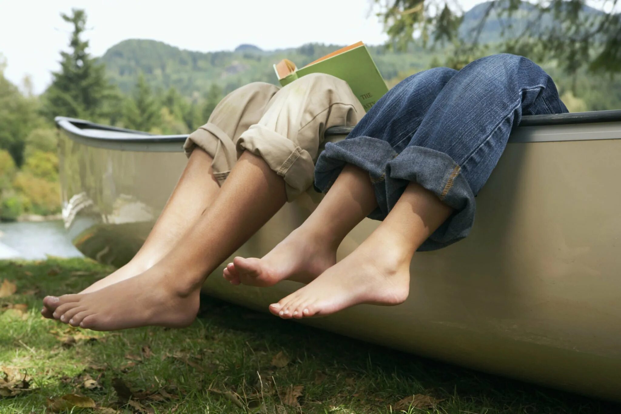 Ноги на гальке. Прогулки босиком. Наталья форест босиком. Закаливание босиком по траве. Сесиль веллемберг босиком.