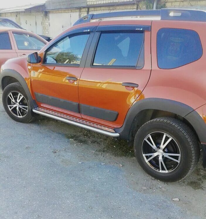 Рено дастер чистые пороги. Защита порогов эстонец рено дастер. Renault duster 2015. Рено дастер 2 подножки. Renault duster 2020 пороги.