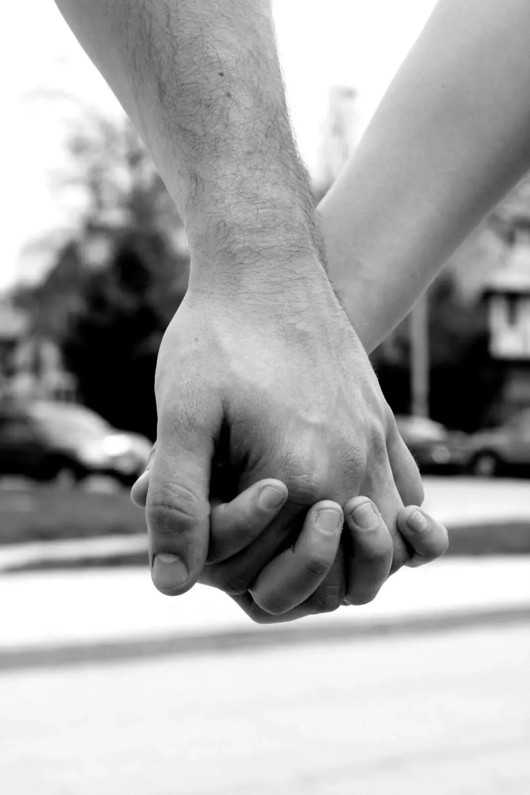 Я держу тебя за руку. Держатся за руки. Руки влюбленных. Сплетение рук. Держит за руку.