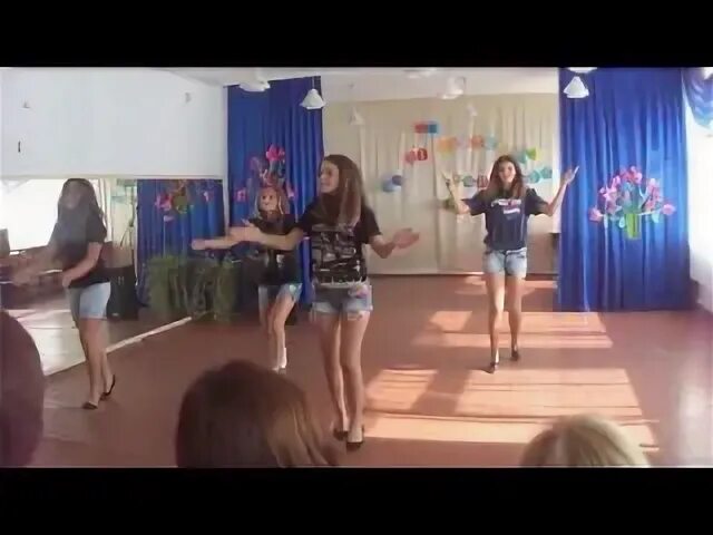 Танец учениц на день учителя. С днем учителя танцев. Танец на день учителя 11 класс. Танец ай гот лав. Школьные танцы на день учителя.