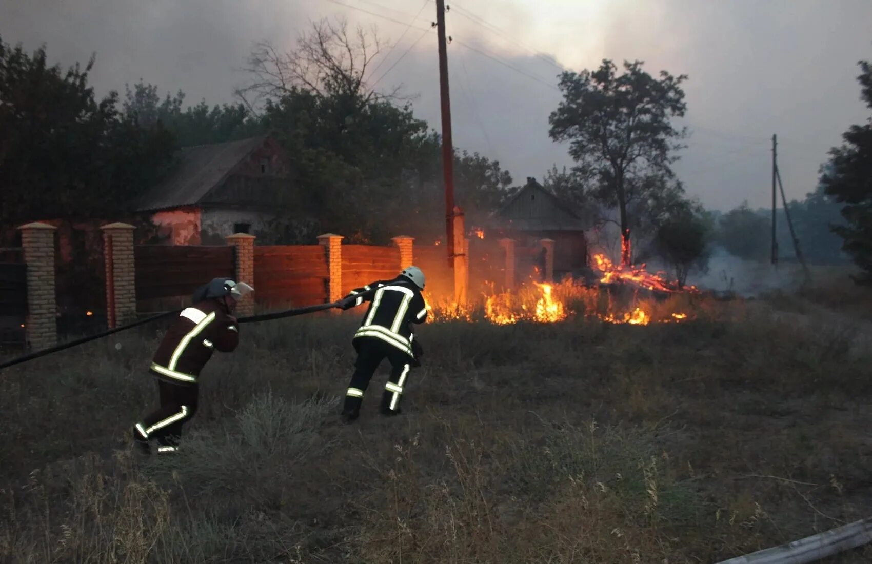 Белогоровка луганская область последние новости. Взрыв пожарной машины луганщине. пожарная часть станица луганская. пожар в луганской области сегодня. поселок хрустальное луганская область пожар.