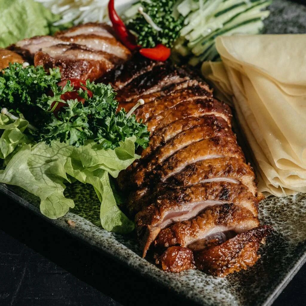 Утка по пекински в москве. Утка по пекински ресторан в нижнем новгороде. Пекинская утка жулебино. Соус для утки по пекински. Утка по пекински.