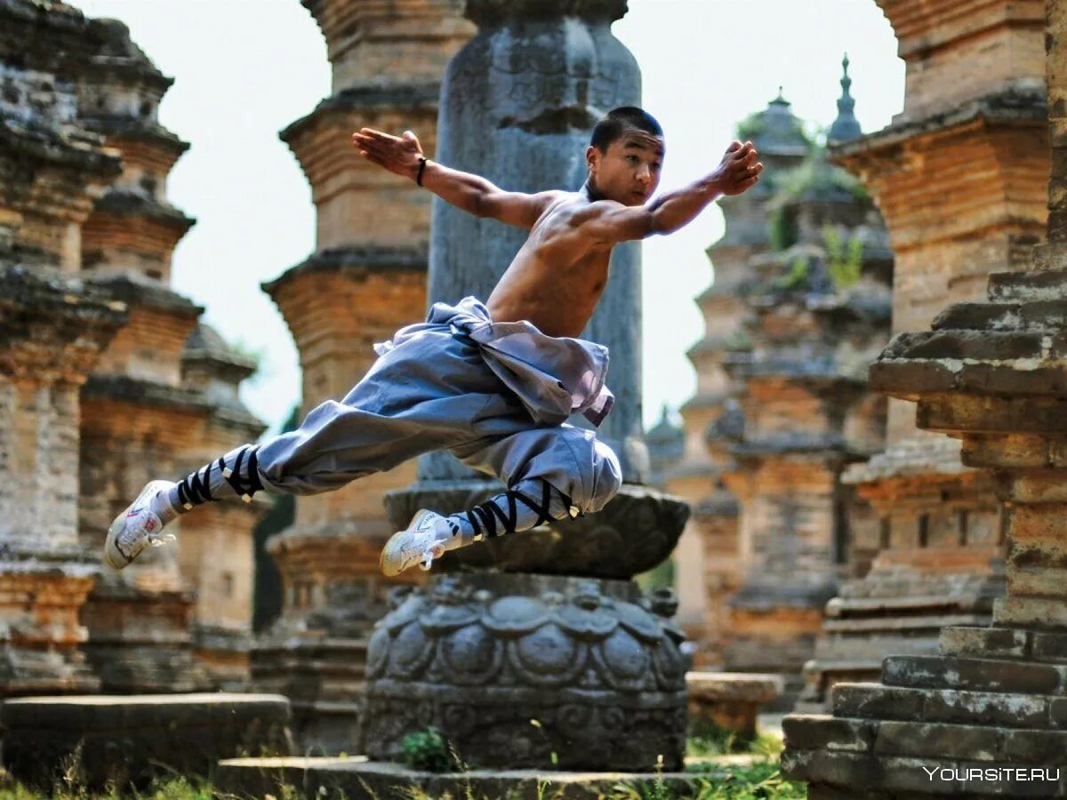 Shaolin temple. Кунг-фу монастырь Шаолинь. Боевые монахи монастыря Шаолинь. Кунг фу монахи Шаолинь. Монастырь Шаолинь монахи.