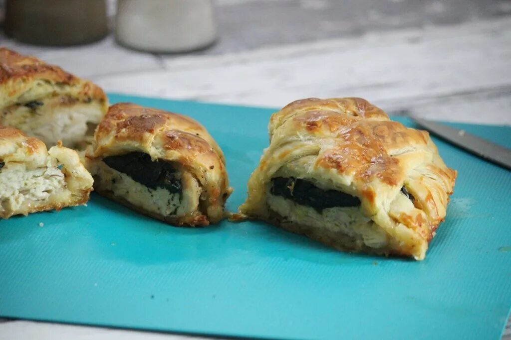 Куриная грудка в тесте в духовке. Грудинка куриная в духовке. Куриные грудки в тесте. Куриный рулет в тесте. Выпечка из недрожевоготеста с мясом.