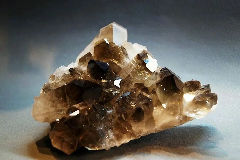 Коричневый кварц. Дымчатый кварц  минерал. раухтопаз дымчатый кварц. коричневый кварц камень. раухкварц камень.