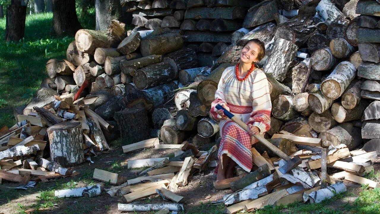 Рубить дрова. Караич дрова. Женщина колет дрова. Дрова. На дворе дрова.