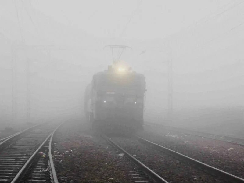 Приведение поезда в движение. Поезд в тумане. Уходящий поезд. Паровоз в тумане. Железная дорога туман.