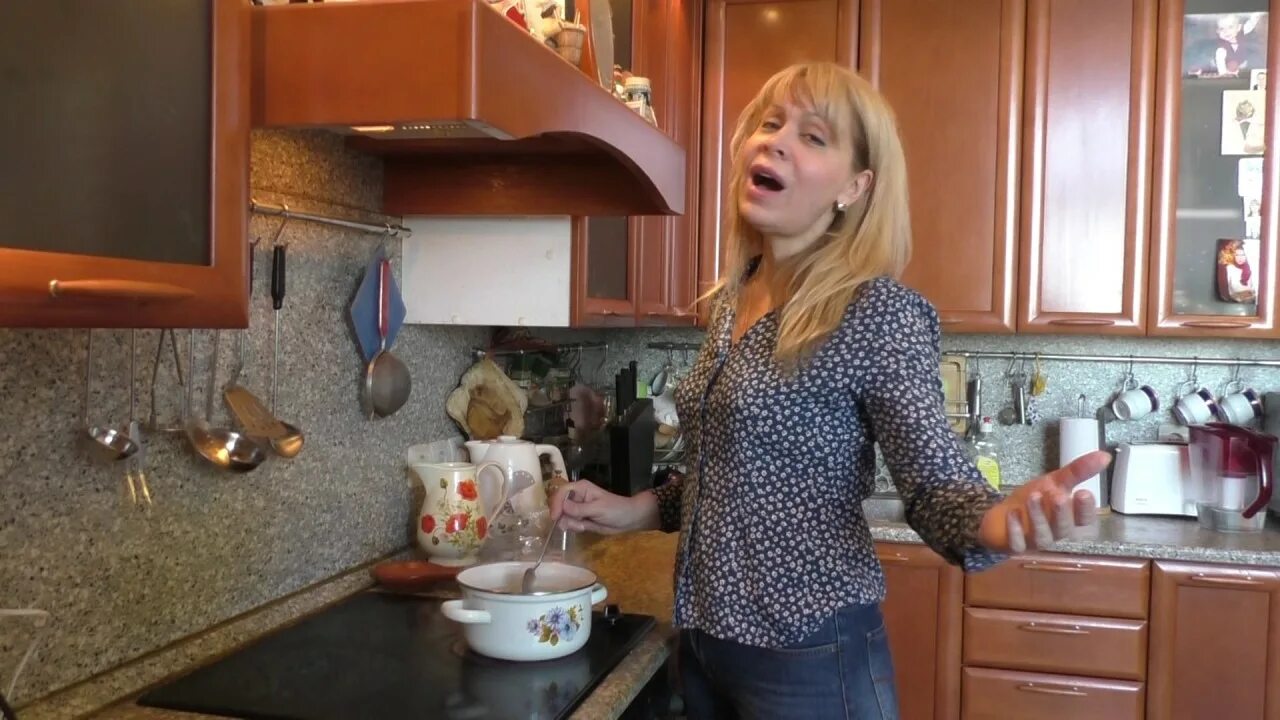 Peta домохозяйка. Конкурс домохозяек в новокузнецке. Девушка с бутылкой на кухне. Поющие домохозяйки название. Поющая домохозяйка.