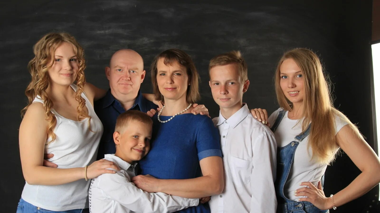 Студент в многодетной семье. Сайт многодеточка. Сайт многодеточка. Многодетная семья. Фотосессия счастливая многодетная семья.