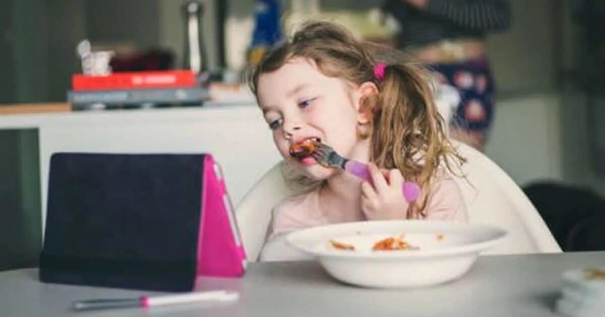 Дети за столом. Еда для детей. Дети еда за компьютером. Дети за едой.