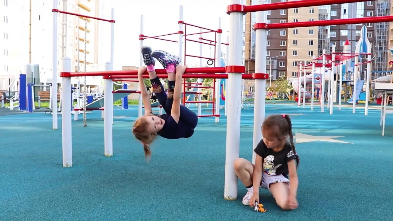 Ньютон сайт челябинск. Ньютон Челябинск двор. Ньютон парк Челябинск. Школа Ньютон Челябинск. Детская площадка Ньютон Челябинск.