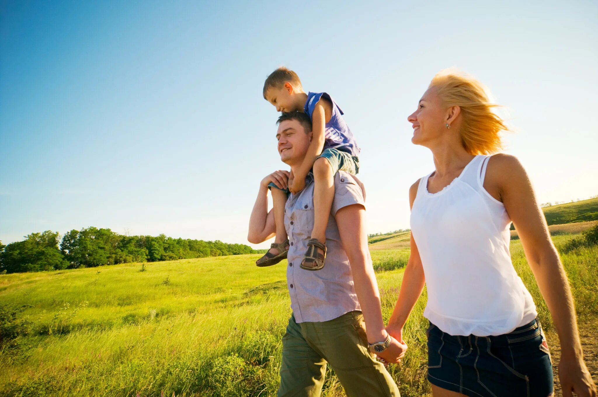 Have a happy life. Счастливая жизнь семьи. Семья на природе. Счастливая семья на природе. Счастливые люди на природе.