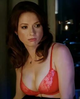 Ellie kemper cleavage