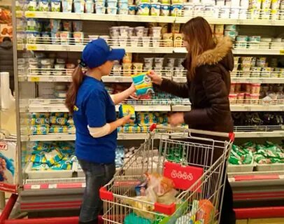 Продавец продает продукты