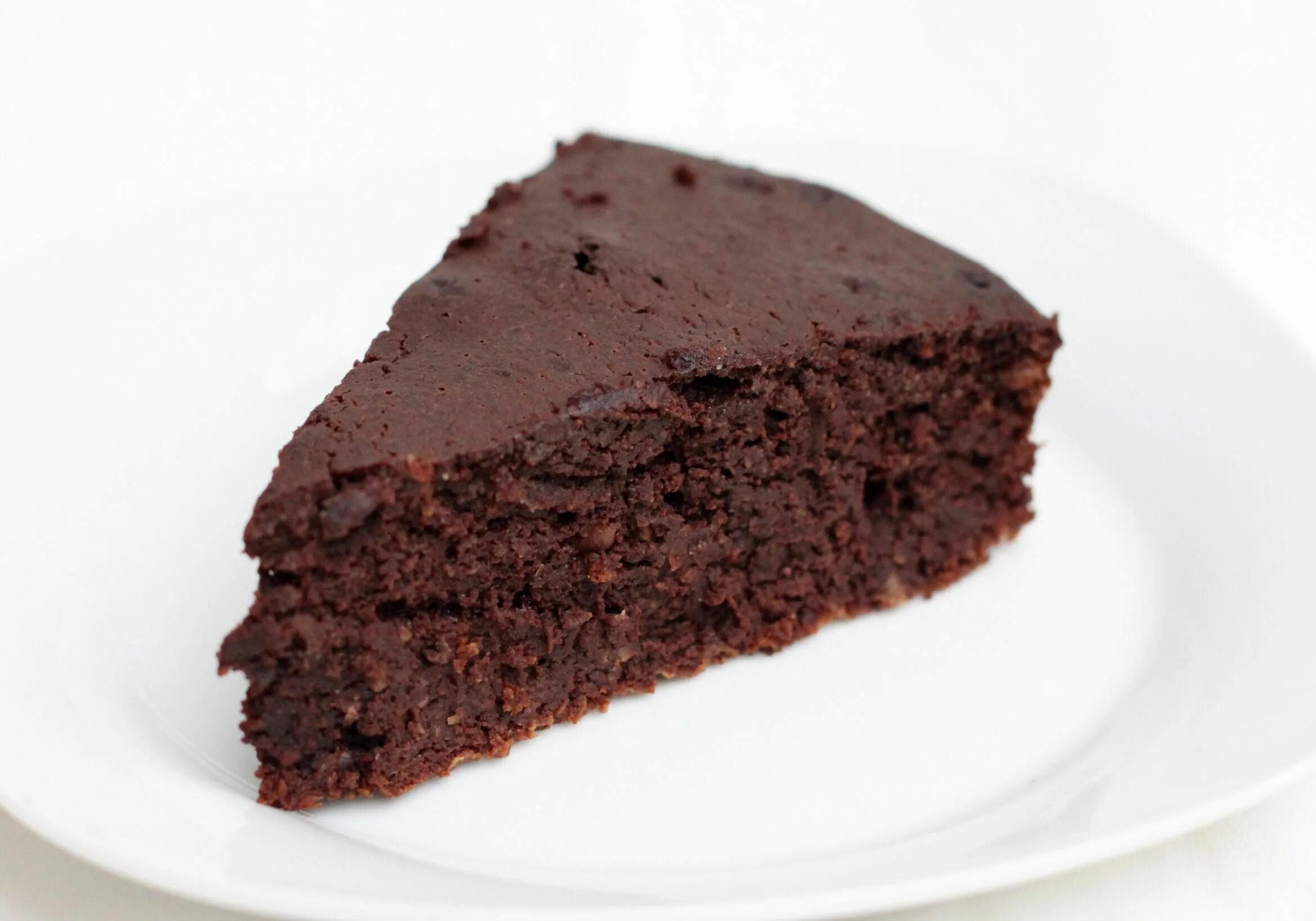 Торт Брауни шоколадный. Кусок шоколадного торта. Шоколадный пирог без яиц. Шоколадный пирог «Брауни» на молоке.. Молочный брауни