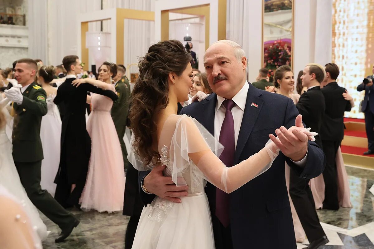 Бал с лукашенко 2023. Лукашенко на балу 2022. Лукашенко бал дворец независимости. Лукашенко бал дворец независимости. Бал с лукашенко 2023.