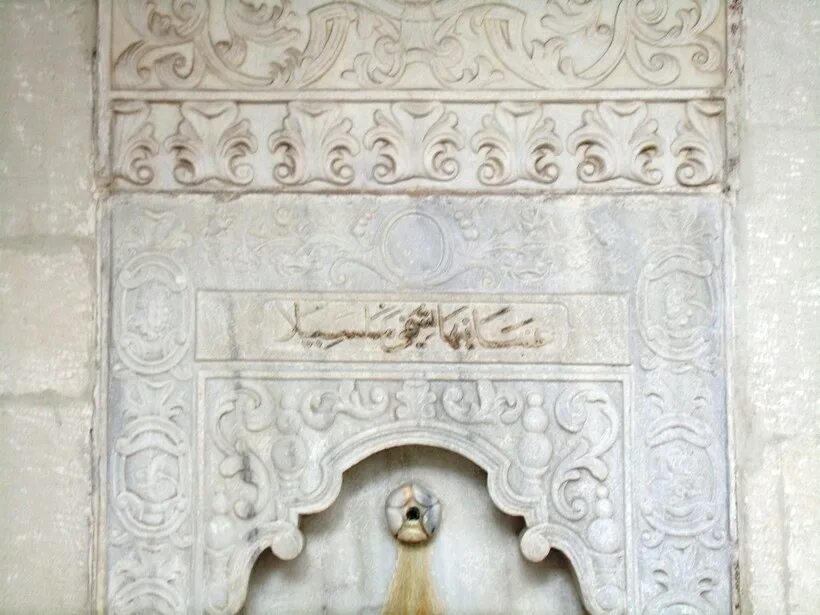 Фонтан слёз Ханский дворец. Бахчисарайский фонтан слез. Фонтан слез в Бахчисарае. Бахчисарайский фонтан в Бахчисарае.