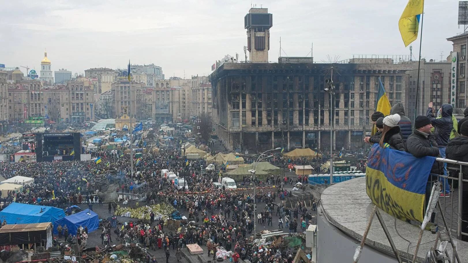 Площадь независимости Киев 2014. Майдан 2014 площадь независимости. Киев Майдан 2014. Киев площадь независимости Евромайдан. Майдан стоит