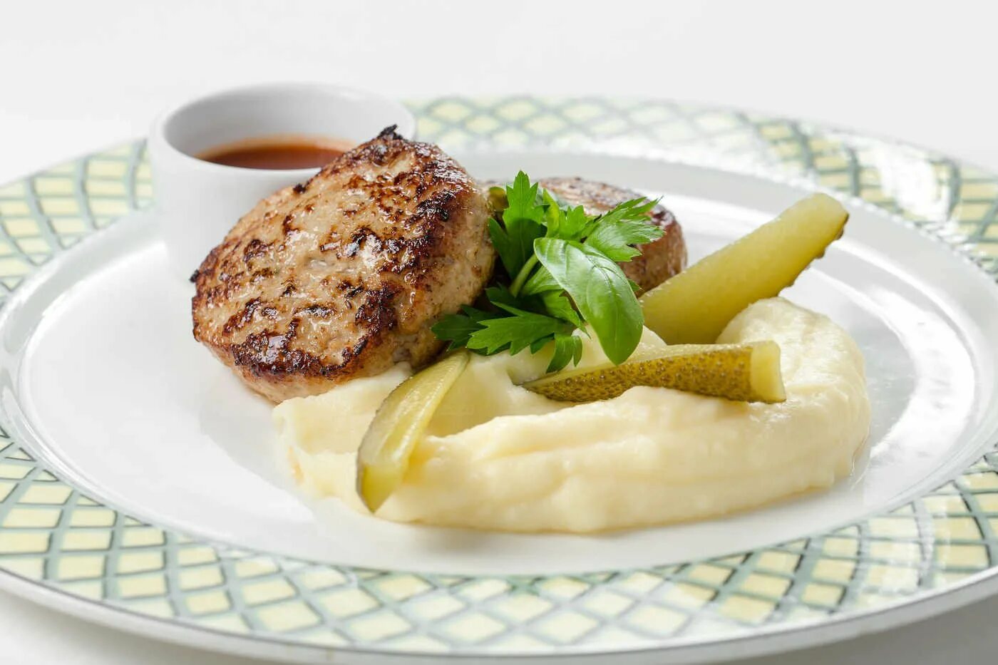 Мясные котлеты с пюре. Пюре с котлетой. картофельное пюре с котлетой. шницель с картофельным пюре. котлеты мясные с картофельным пюре.