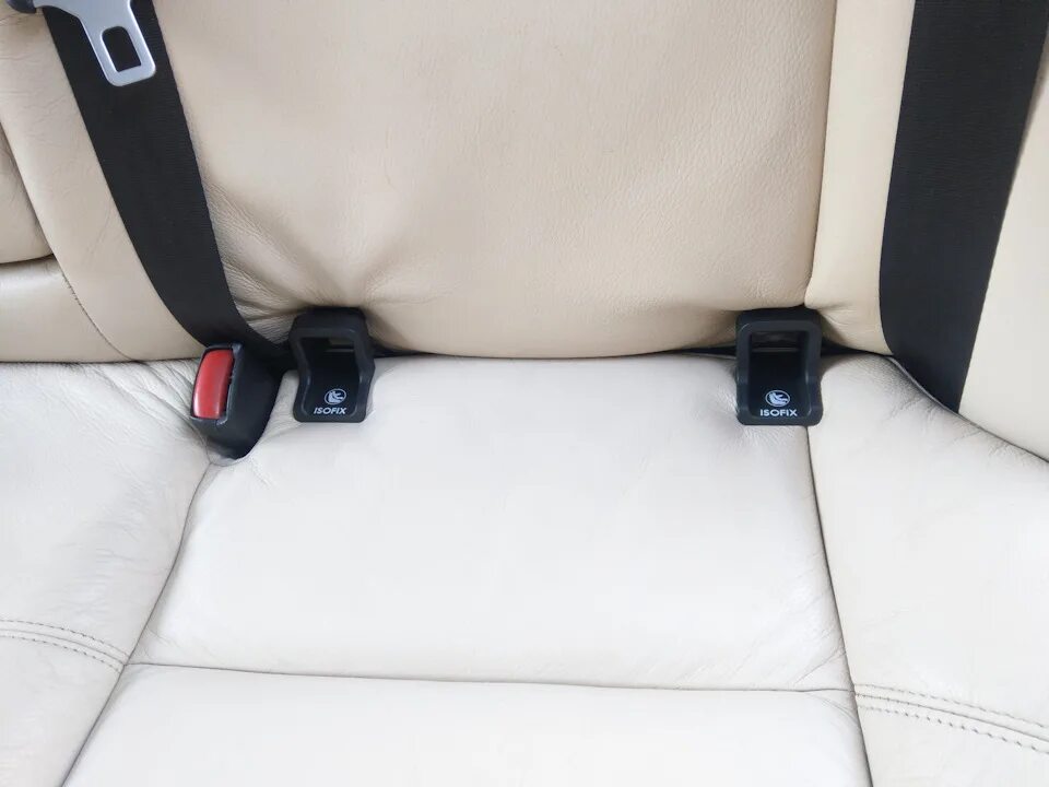 Крепление isofix купить. Isofix Volvo s40. Isofix Volvo xc60. Вольво s60 Isofix. Isofix крепление Volvo xc90.