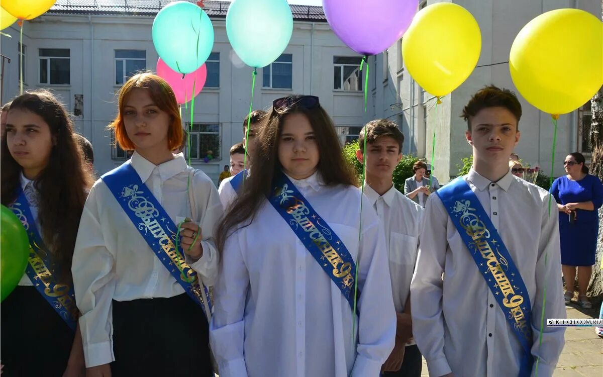 Последний звонок школы 25. Последний звонок 25 школа ульяновск. Последний звонок линейка. Последний звонок. Последний звонок курские школы.