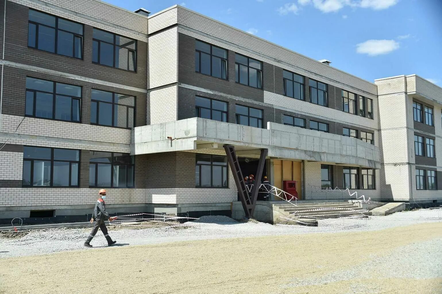 Строящаяся школа на конгрессной краснодар. 102 школа краснодар на конгрессной. Краснодар улица конгрессная школа. Самая большая школа в юфо краснодар. 102 школа конгрессная краснодар.