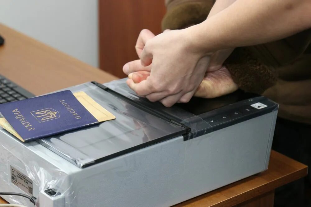 Прием документов днр. Канцелярия для документов. фото с открытым документом.