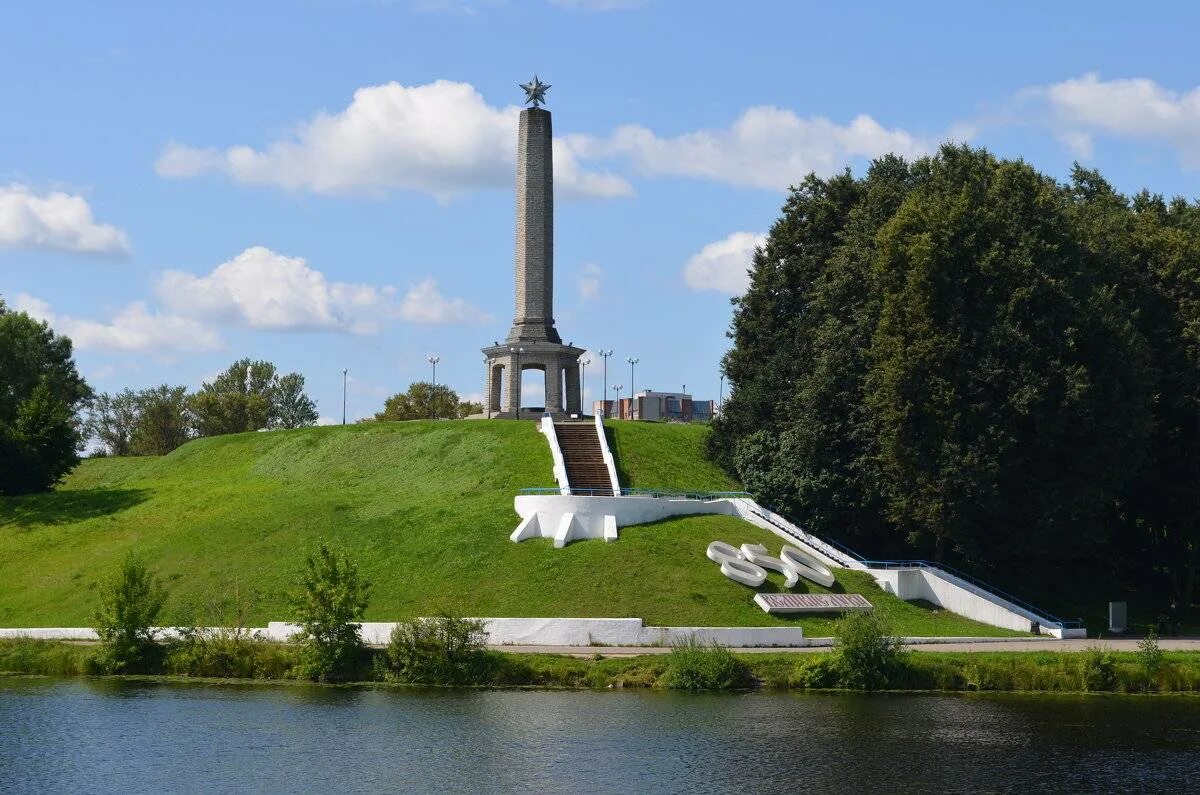 Крепость в городе великие луки. Золотые луки город. Город великие луки набережная. Великие луки. Набережная великие луки.