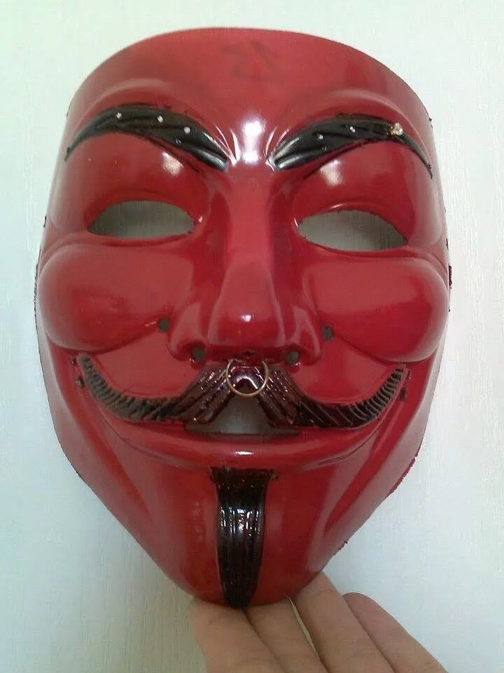 Красная маска купить. Маска Анонимуса. Красная маска анонимусов. Анонимус в красной маске. Маска Анонимуса Разрисованная.