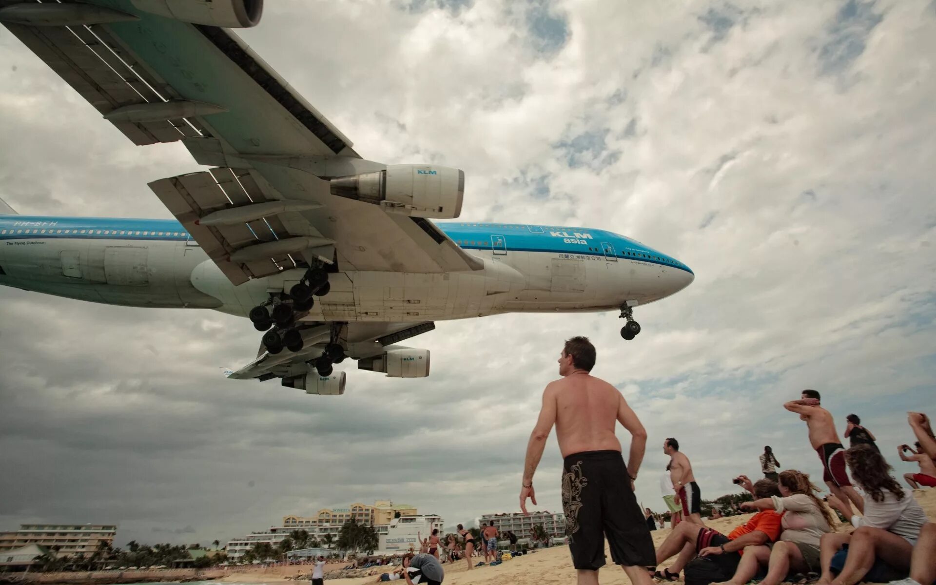 Невероятная жизнь уолтера митти фильм. Пляж махо на острове сен-мартен. Путешествие на самолете. Необычная посадка самолета. Остров святого мартина аэропорт.