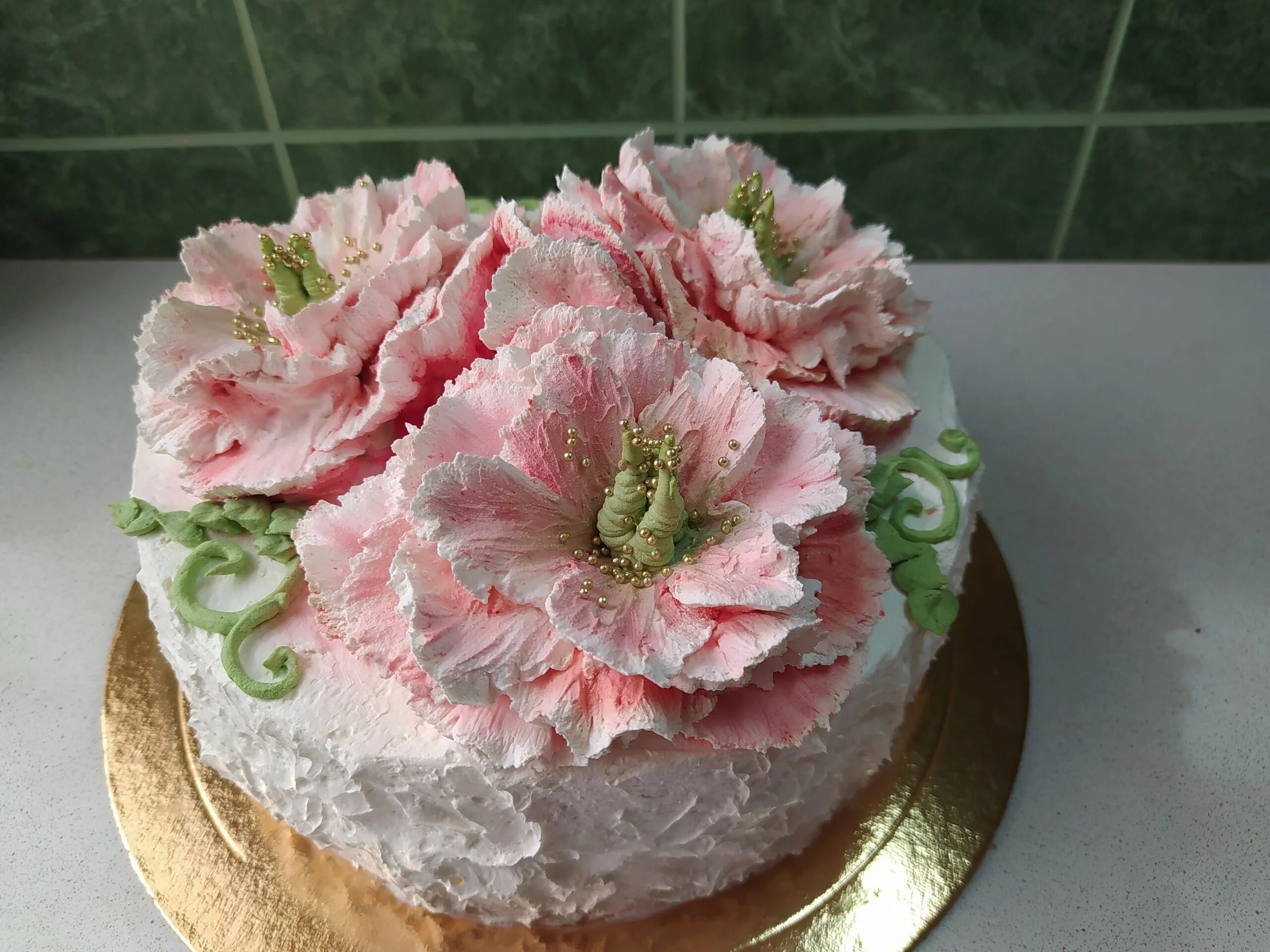 Белковая розочка. Торт с цветами из крема. Торт с кремовыми цветами. Декор торта цветами из крема. Цветы из белкового крема.