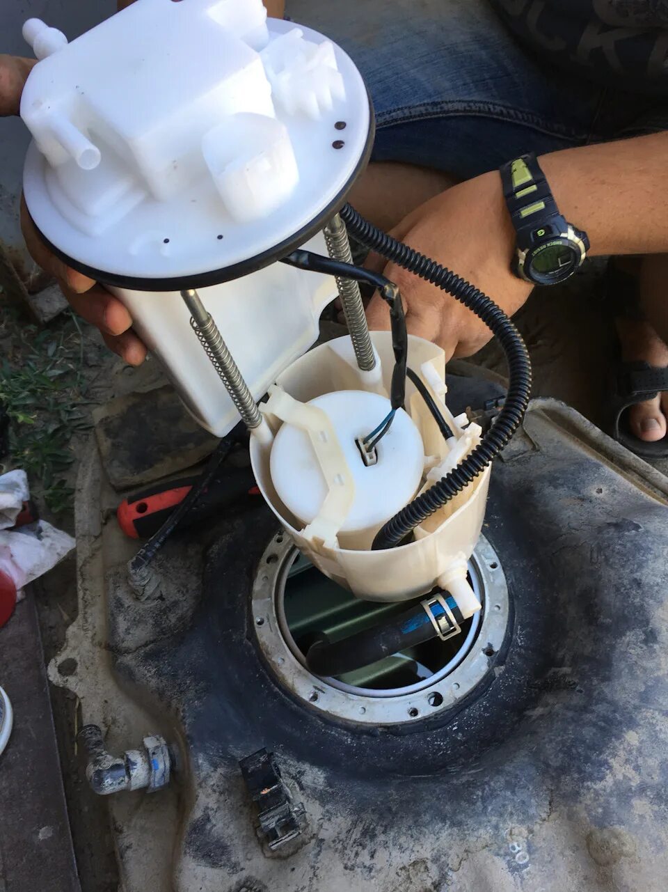 Замена топливного насоса рав 4. Топливный фильтр рав4 3 поколение. Бензонасос рав 4 3 поколения. Топливный насос тойота рав 4 2008. Бензонасос рав 4.