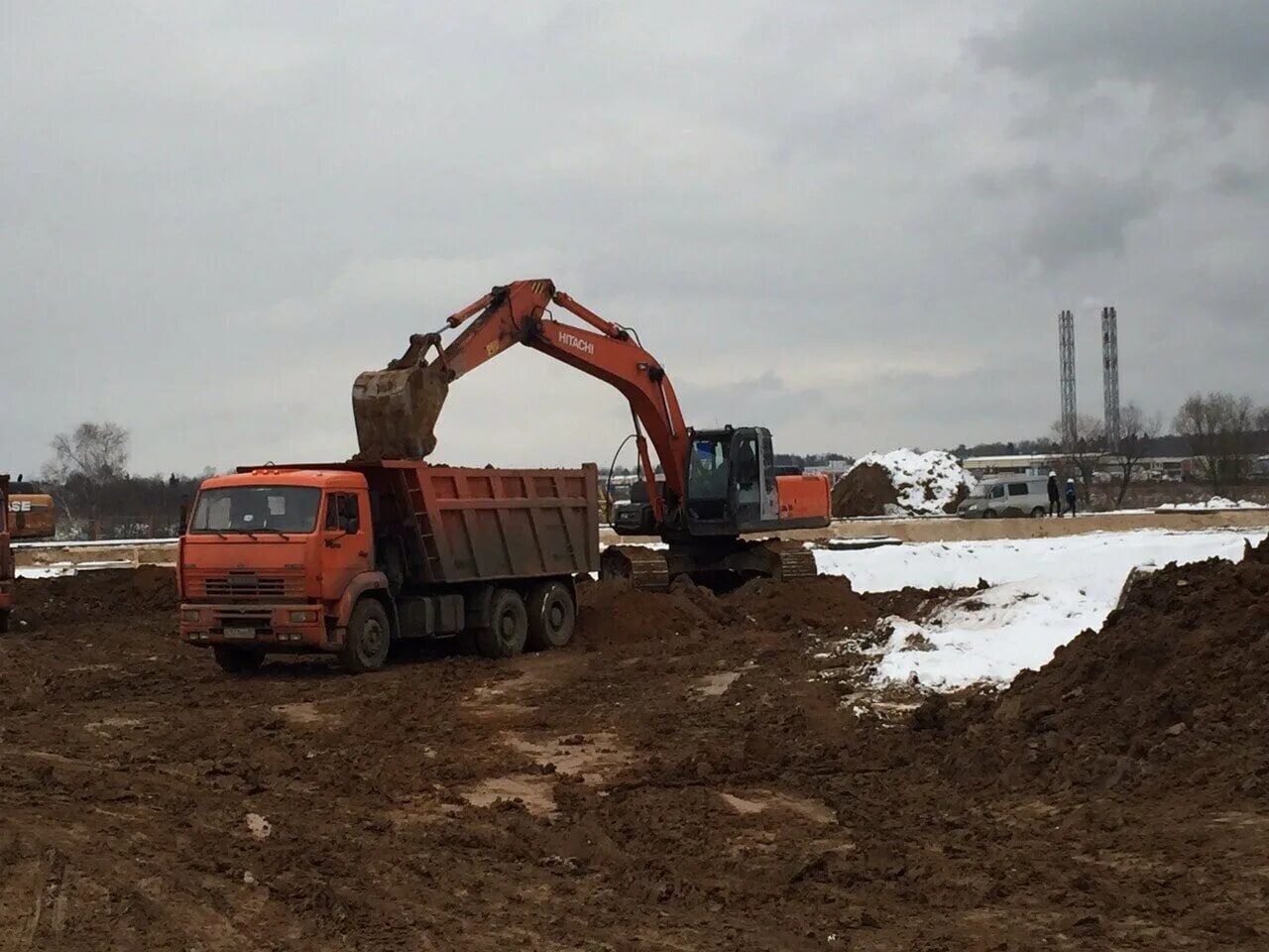 погрузка песка экскаватором. котлованный грунт самосвал. экскаватор. погрузка грунта в самосвал. погрузка грунта на самосвалы.